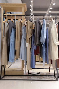 太平鳥百佧麗女裝品牌尾貨折扣 經(jīng)典卡其色旗袍唐裝，盡顯東方韻味與性價(jià)比